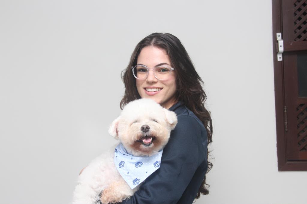 Mariana Celi segurando um cachorro